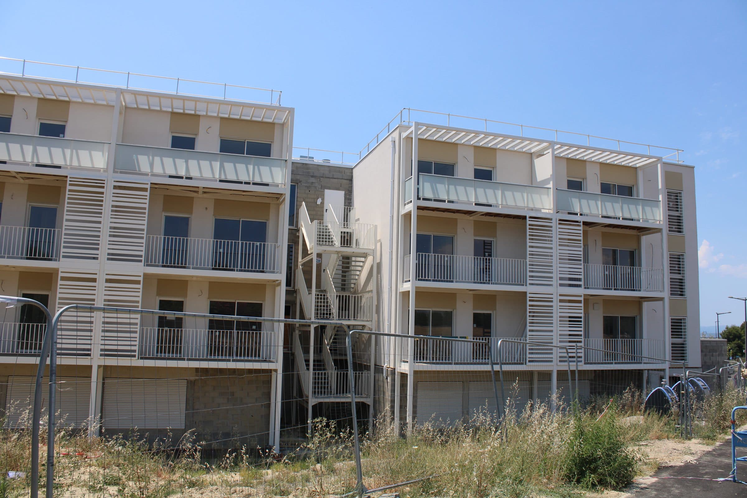 Les deux corps de bâtiment de la résidence reliés par l’escalier extérieur