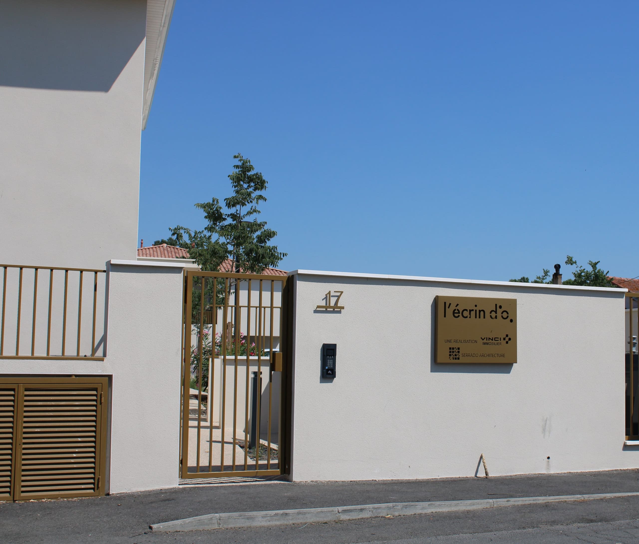 Le mur d’entrée de la résidence, son portail, le numéro 17 et la plaque L’écrin d’o