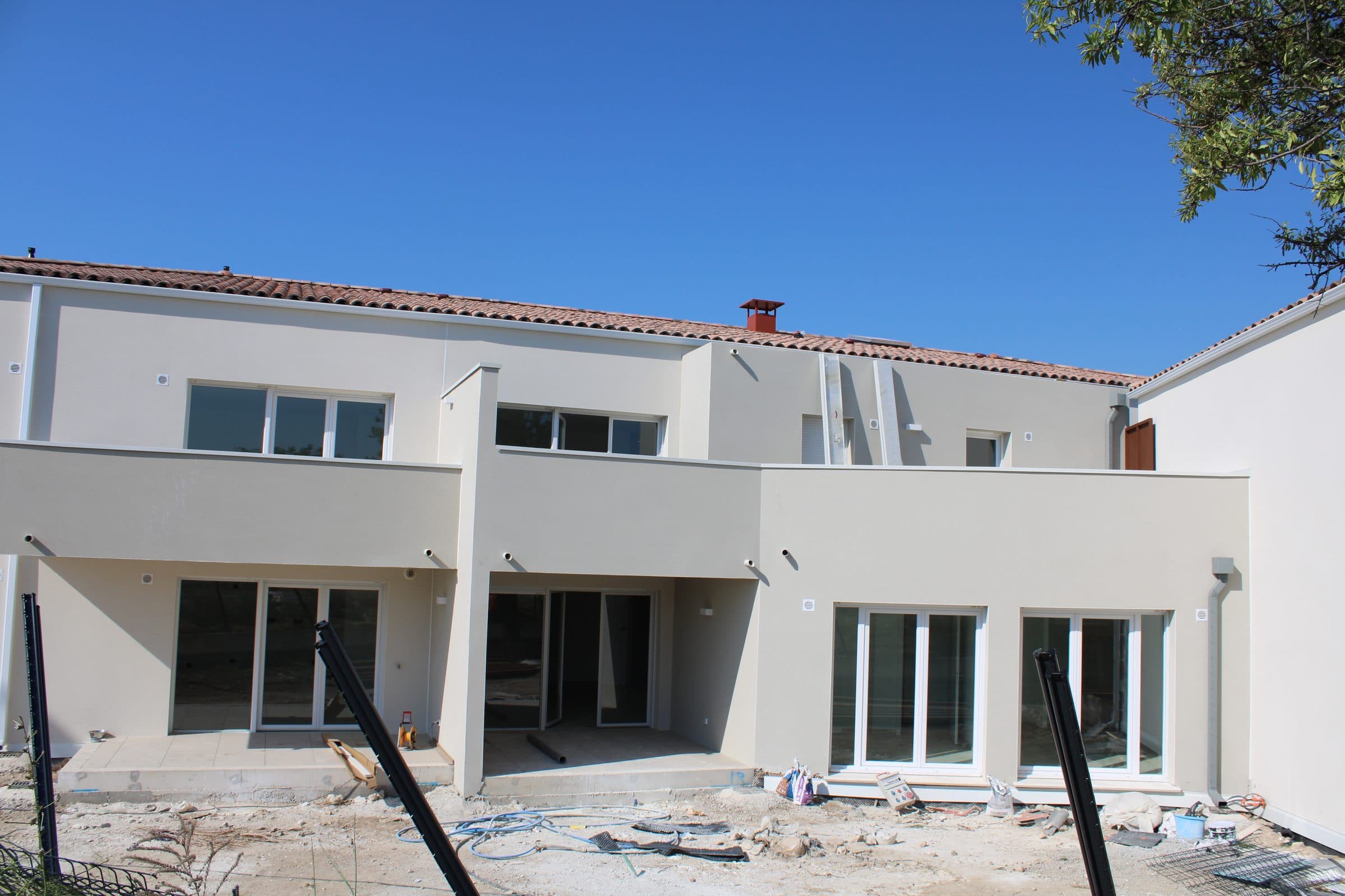 Façade arrière aux baies vitrées en rez-de-chaussée, abords encore en chantier