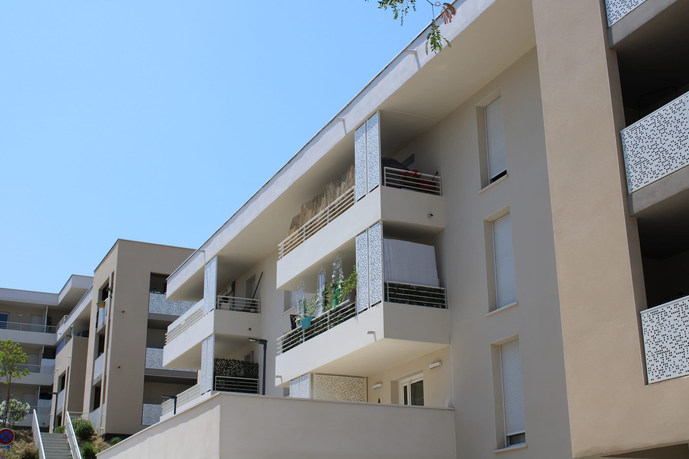 Les balcons filants de la résidence, en contre-plongée