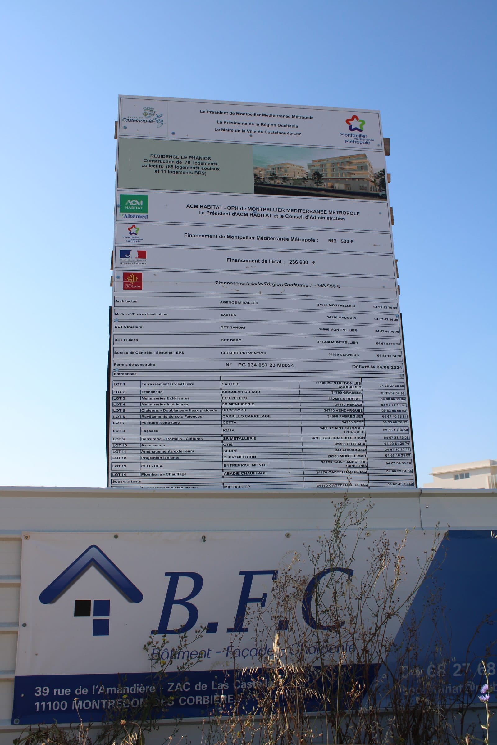 Le panneau de chantier de l’opération dressé au-dessus de l’enseigne BFC