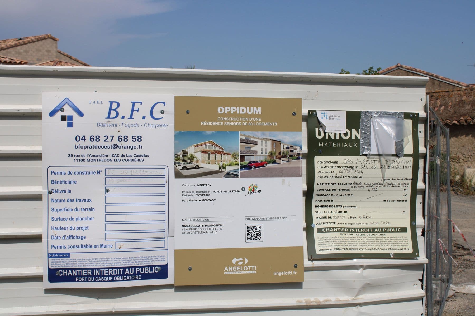 Le panneau de chantier BFC et l’affichage du permis de construire sur la palissade